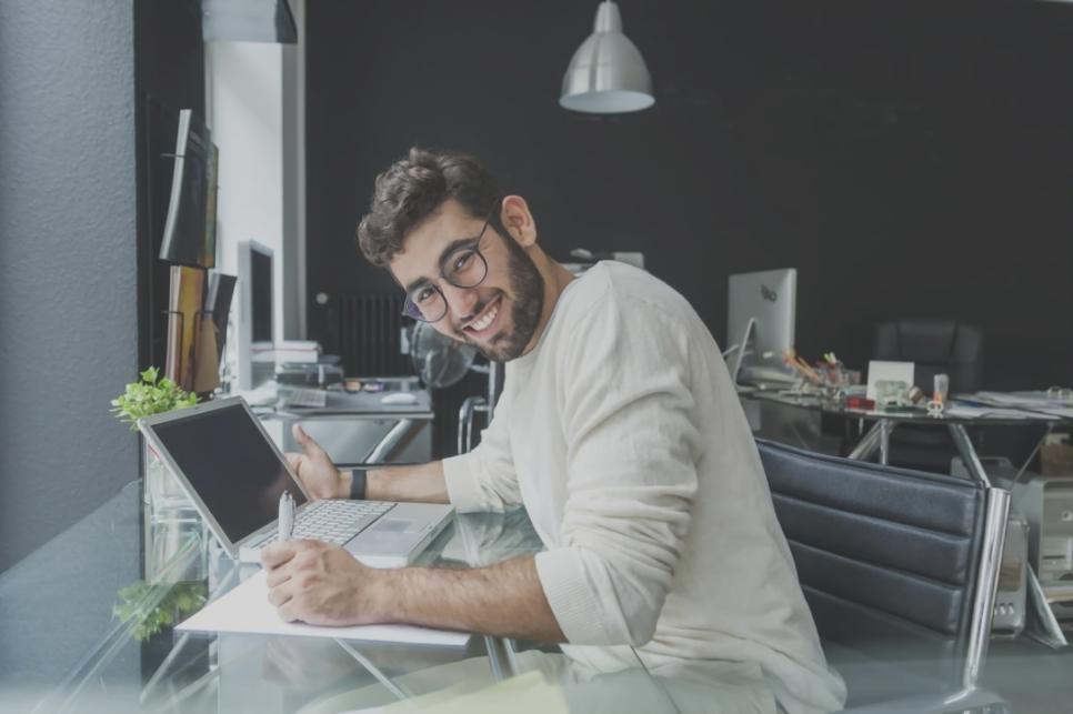 Teilnehmer diskutieren SEO-Strategien in einer interaktiven Workshop-Session